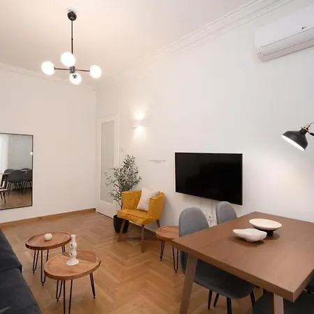 Apartment Vibrant Urban Getaway: Charming 2-bedroom Near Bars, Parks, And Metro Athens