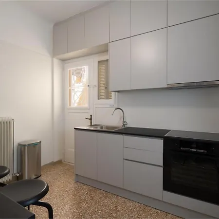 Vibrant Urban Getaway: Charming 2-bedroom Near Bars, Parks, And Metro Apartment Athens
