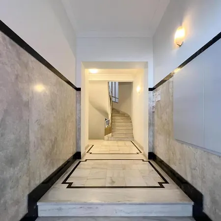 Vibrant Urban Getaway: Charming 2-bedroom Near Bars, Parks, And Metro Apartment Athens