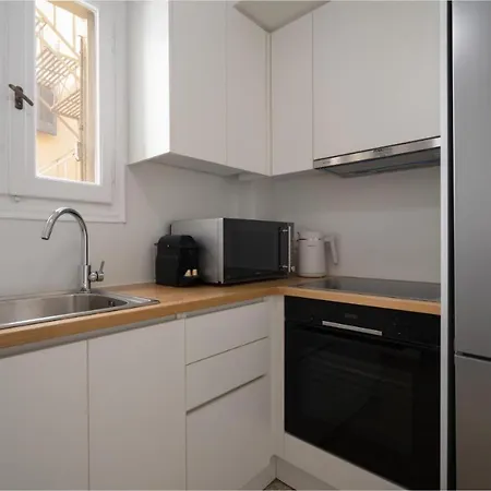 Vibrant Urban Getaway: Charming 2-bedroom Near Bars, Parks, And Metro Apartment *