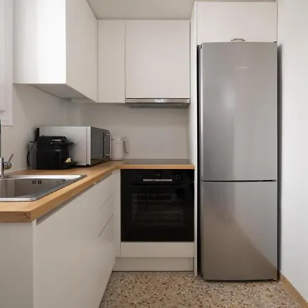Apartment Vibrant Urban Getaway: Charming 2-bedroom Near Bars, Parks, And Metro *
