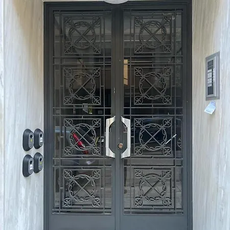 Vibrant Urban Getaway: Charming 2-bedroom Near Bars, Parks, And Metro Apartment Athens